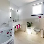 Luxury With Private Heated Pool Апартаменты Шибеник