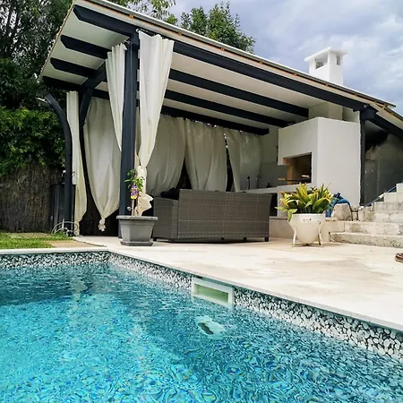 Luxury With Private Heated Pool דירה שיבניק