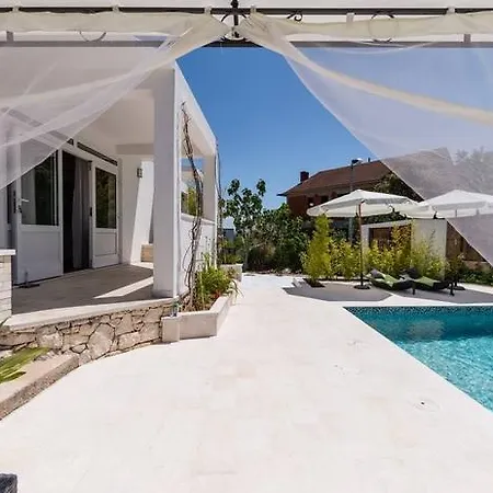 Luxury Apartment With Private Heated Pool *