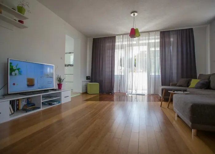 Luxury With Private Heated Pool דירה שיבניק