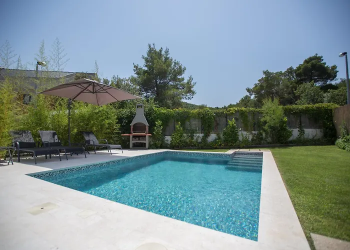 Luxury With Private Heated Pool דירה *